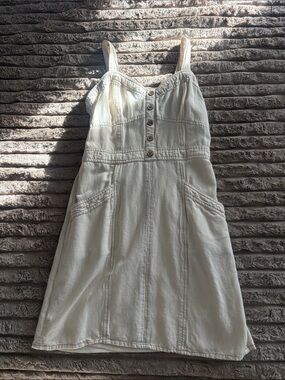 Cute cream dress with pockets